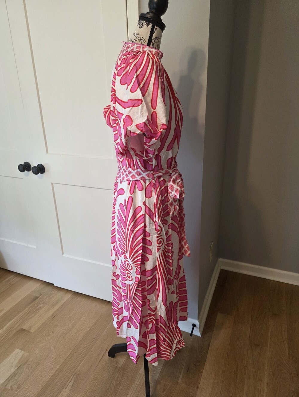 Gorgeous Pink & White Midi Dress with Bold Floral Print-NWT - Picture 3 of 16